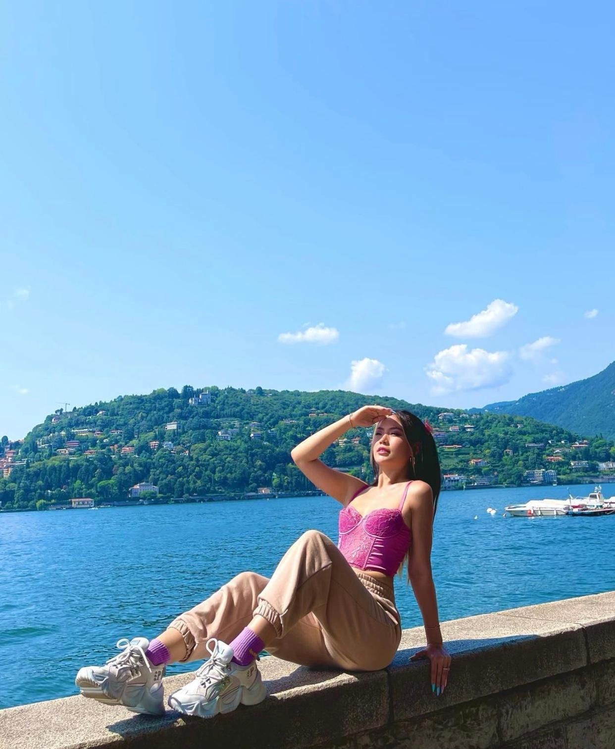 Người đẹp diện trang phục năng động, thể thao nhưng không kém phần nóng bỏng và quyến rũ.