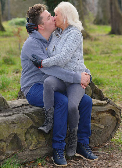 Bà Joan Lloyd và phi công trẻ hôn nhau đắm đuối. Ảnh: The Sun