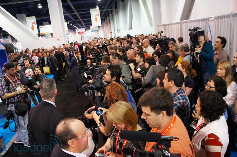 Rất động người đến dự CES 2012 và xem robot m biểu diễn