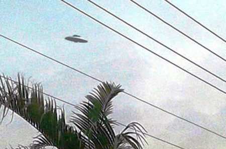 Nhiều cư dân mạng cho rằng Đạt chưa phải là cao thủ trong việc ghép 'đĩa bay' vào ảnh có sẵn