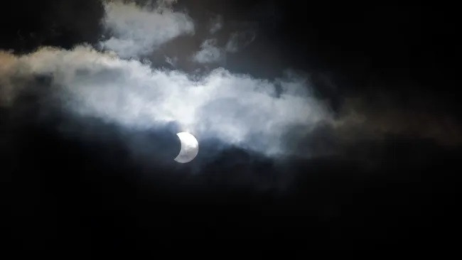 Nếu bị mây che, bạn vẫn có thể xem được nhật thực toàn phần ngày 8/4 sắp tới