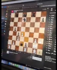 Màn hình máy tính thể hiện cuộc chơi cờ của người được cấy chip não.