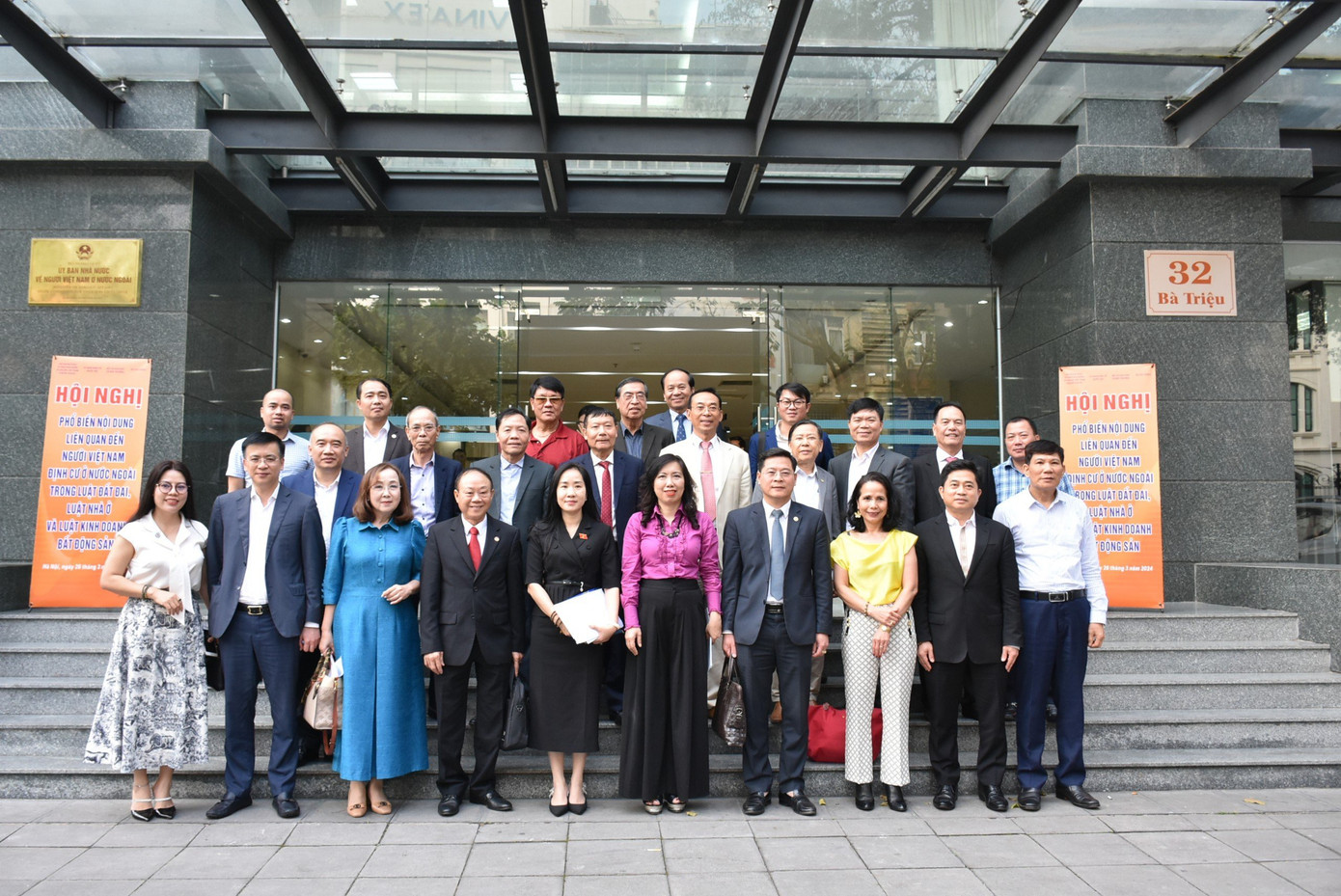 Các đại biểu tham dự hội nghị tại Hà Nội chụp ảnh lưu niệm. Các đại biểu tham dự hội nghị tại Hà Nội chụp ảnh lưu niệm.