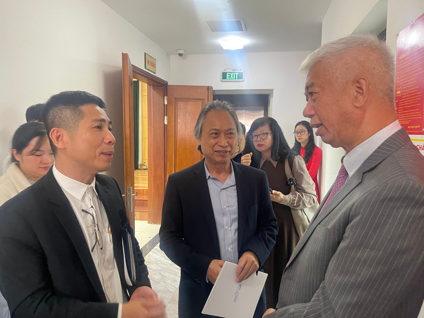 Các đại biểu trao đổi công việc trong giờ nghỉ giải lao. (Ảnh: L.A)