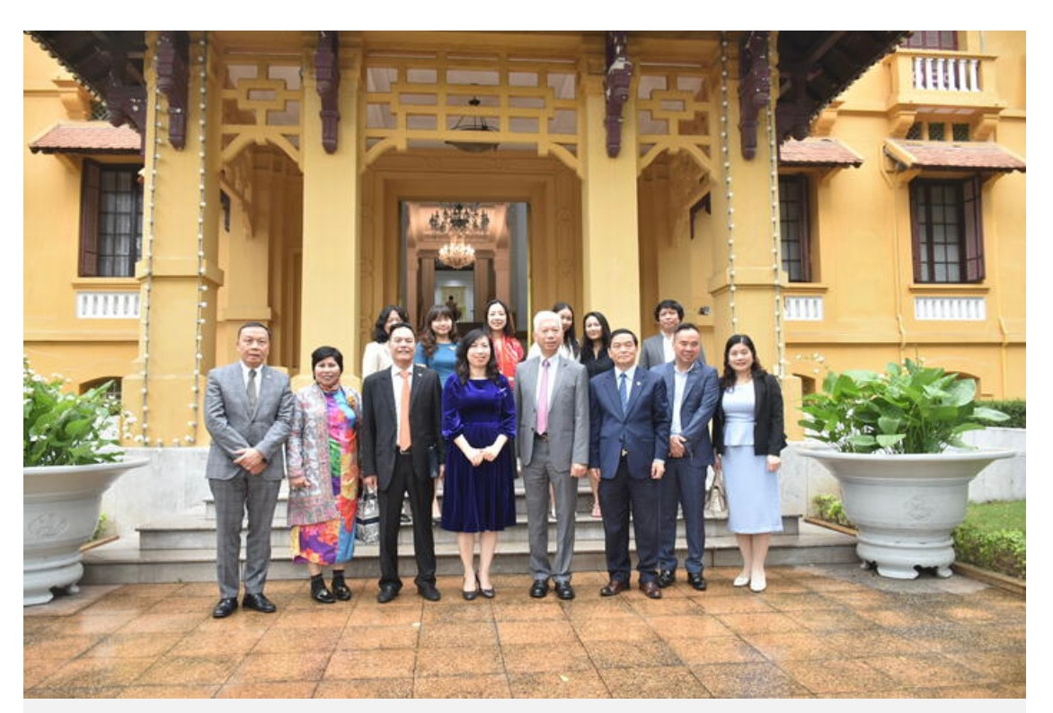 Thứ trưởng Lê Thị Thu Hằng chụp ảnh lưu niệm cùng đại diện VCBA.