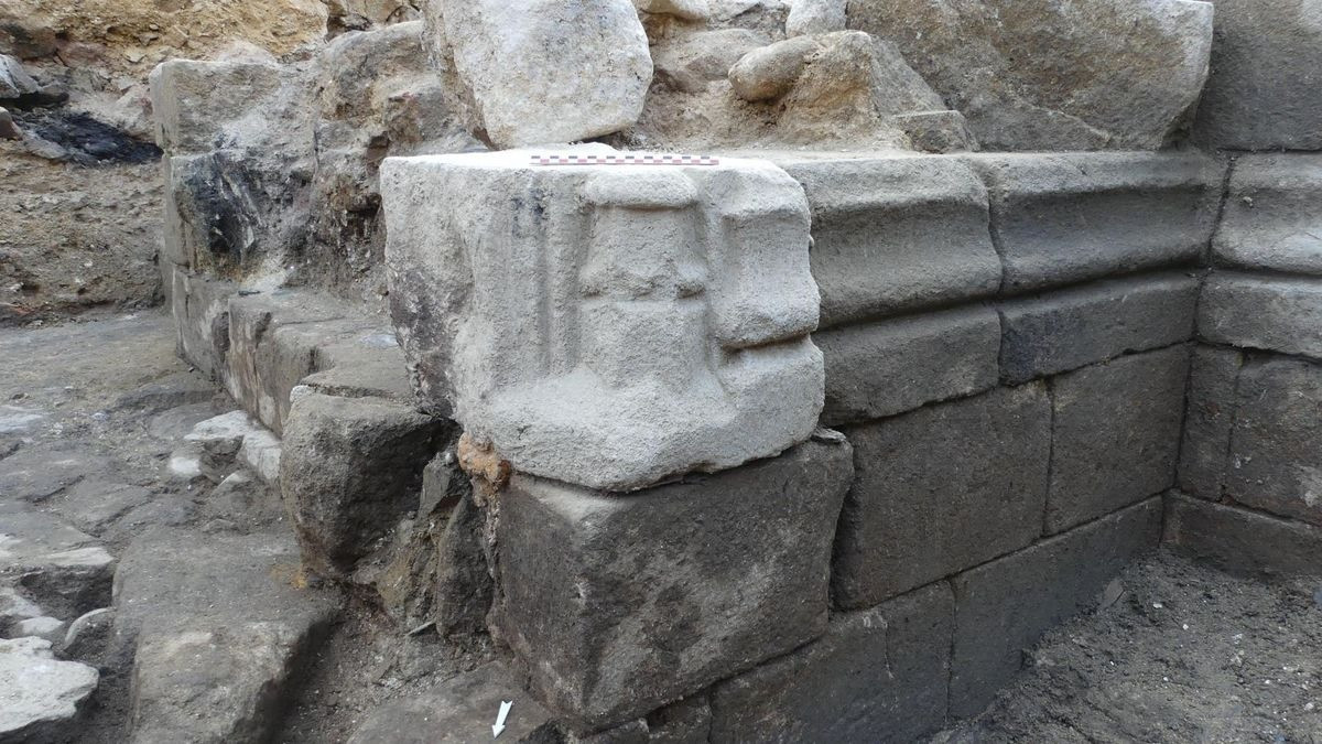 Một chi tiết của đế của khung lối vào lâu đài.(Ảnh: © Rozenn Battais, INRAP) Một chi tiết của đế của khung lối vào lâu đài.(Ảnh: © Rozenn Battais, INRAP)