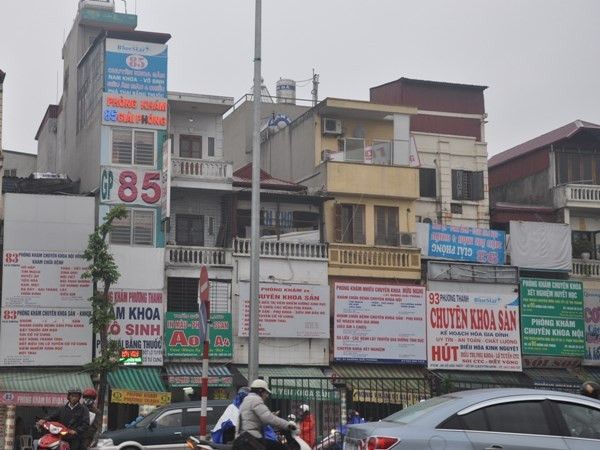 Những tấm biển quảng cáo san sát nhau từ mét