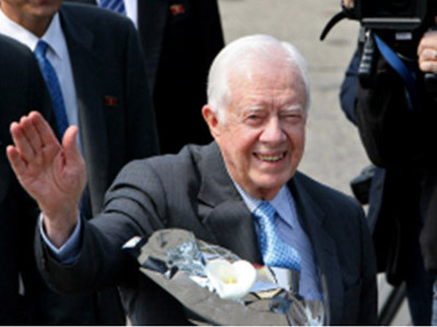 Cựu Tổng thống Mỹ Jimmy Carter tại sân bay Bình Nhưỡng ngày 26-4 Ảnh: AP