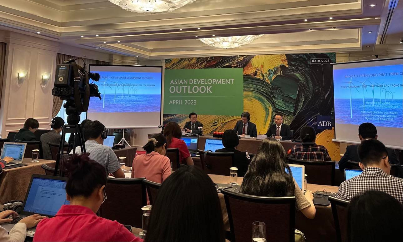 Theo ADB, đầu tư công sẽ là động lực then chốt cho phục hồi và tăng trưởng kinh tế.