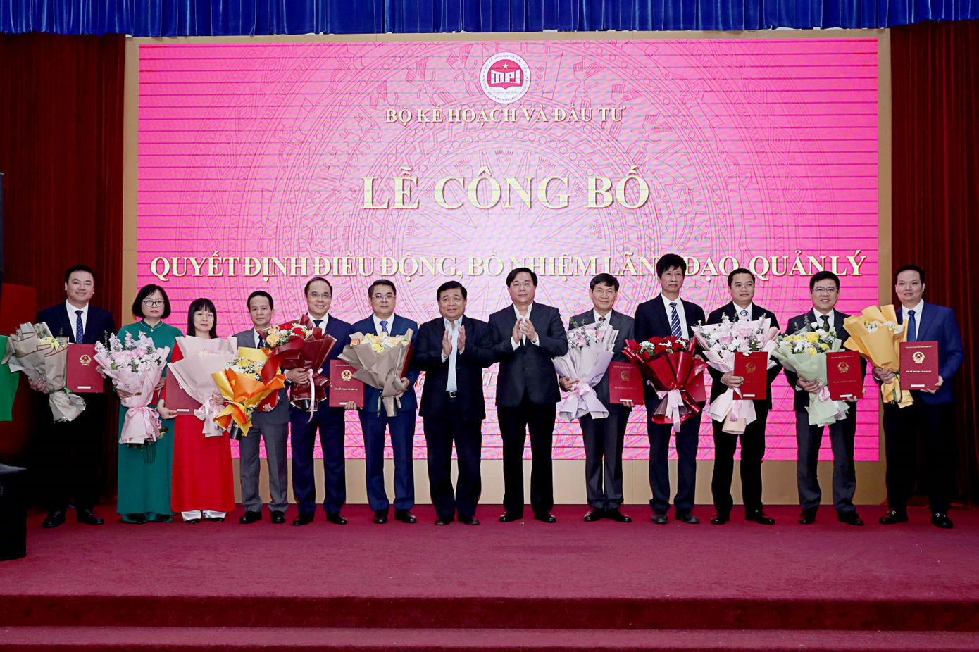 Bộ trưởng Kế hoạch và Đầu tư đã trao 11 quyết định điều động, bổ nhiệm lãnh đạo quản lý.