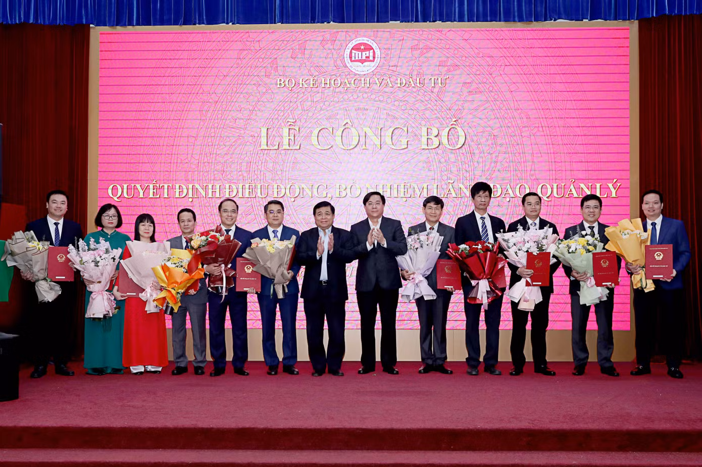 Bộ trưởng Kế hoạch và Đầu tư đã trao 11 quyết định điều động, bổ nhiệm lãnh đạo quản lý. Bộ trưởng Kế hoạch và Đầu tư đã trao 11 quyết định điều động, bổ nhiệm lãnh đạo quản lý.