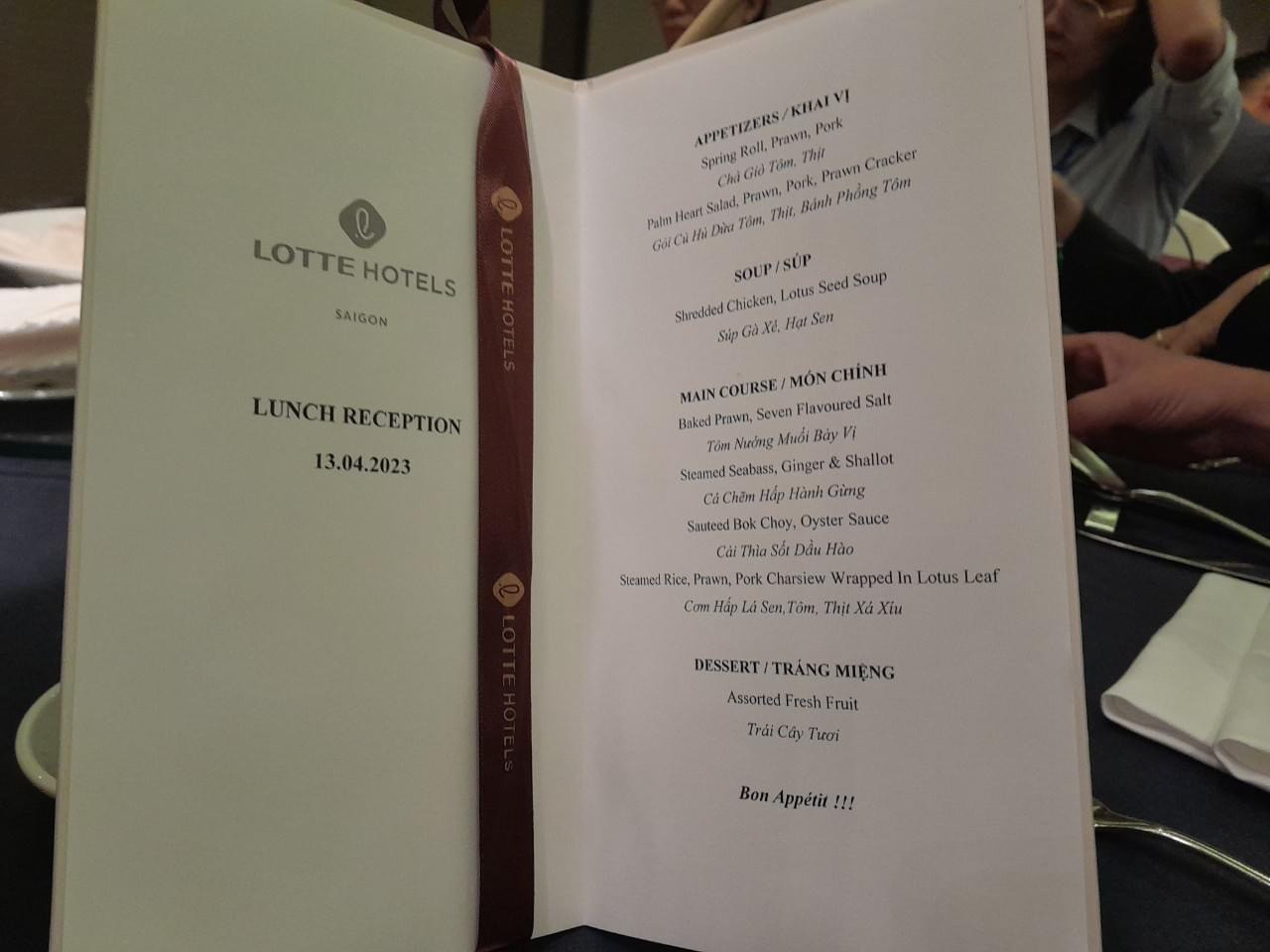 Cổ đông BSR được tặng phiếu đổ xăng, mời ăn ở khách sạn 5 sao. Cổ đông BSR được tặng phiếu đổ xăng, mời ăn ở khách sạn 5 sao.