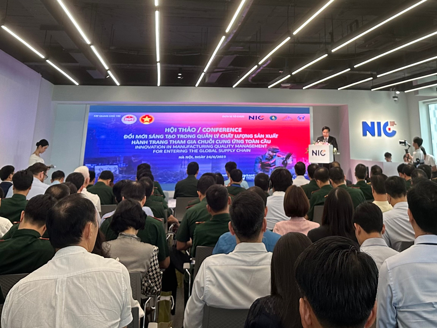 Quang cảnh hội thảo sáng 24/4. Quang cảnh hội thảo sáng 24/4.