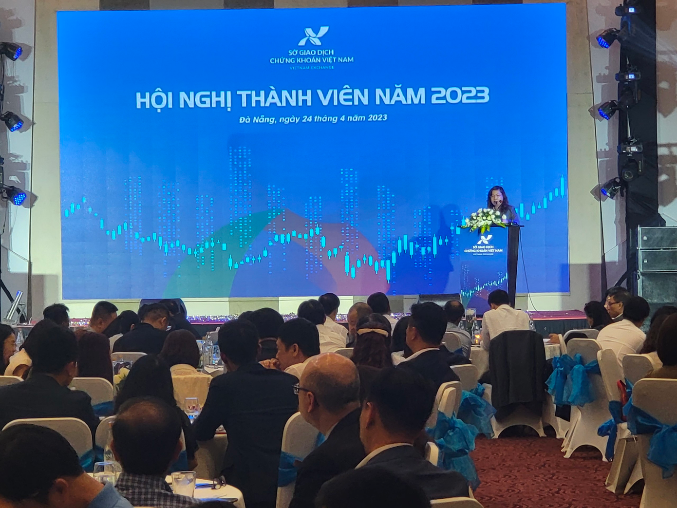 Chủ tịch UBCKNN đề nghị các công ty chứng khoán tăng cường quản lý hoạt động của người hành nghề chứng khoán Chủ tịch UBCKNN đề nghị các công ty chứng khoán tăng cường quản lý hoạt động của người hành nghề chứng khoán