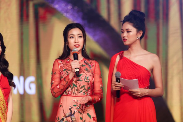 Á hậu Thanh Tú đầm đỏ lệch vai gợi cảm, hội ngộ Hoa hậu Đỗ Mỹ Linh ảnh 6