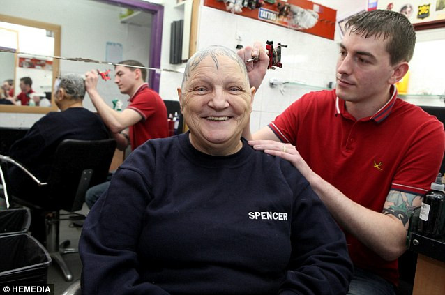 Bà Ann McDonald thực sự hài lòng với việc xăm hình họa tiết thay thế mái tóc của mình