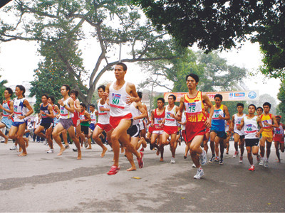 VĐV Nguyễn Đăng Đức Bảo (số 80) của Khánh Hòa dẫn đầu cuộc đua. Ảnh: Hồng Vĩnh. VĐV Nguyễn Đăng Đức Bảo (số 80) của Khánh Hòa dẫn đầu cuộc đua. Ảnh: Hồng Vĩnh