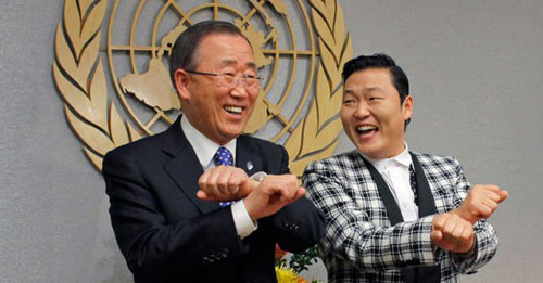 Đến Tổng Thư ký Liên Hiệp Quốc Ban Ki-moon cũng phải nhờ Psy chỉ dẫn nhảy Gangnam Style - Ảnh: Reuters 