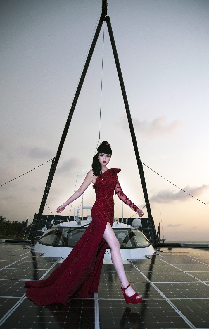 Jessica Minh Anh tiết lộ lý do 'thời trang lộng lẫy' trên tàu tái tạo năng lượng ảnh 2