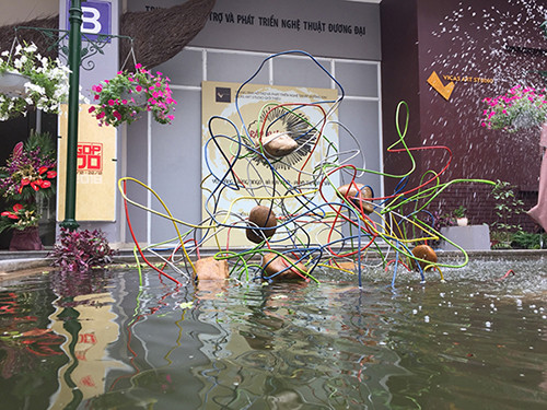 Cây thông làm từ sợi sắt: Hứa hẹn là điểm selfie đẹp mắt mùa Noel ảnh 1