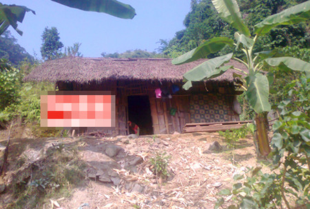 Túp lều tạm của gia đình anh Mua, chị Sông