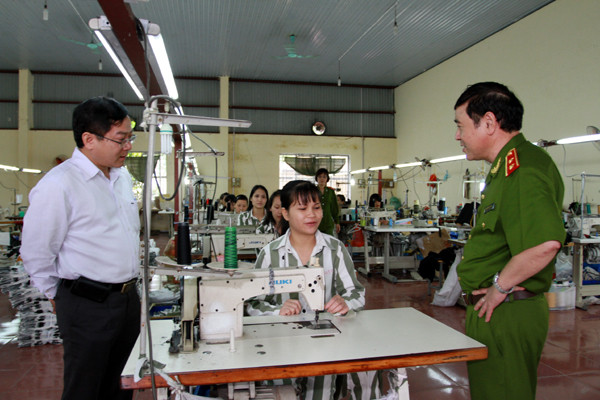 Đại diện ban tổ chức chương trình đã thăm hỏi những người đang cải tạo tại trại Thanh Xuân