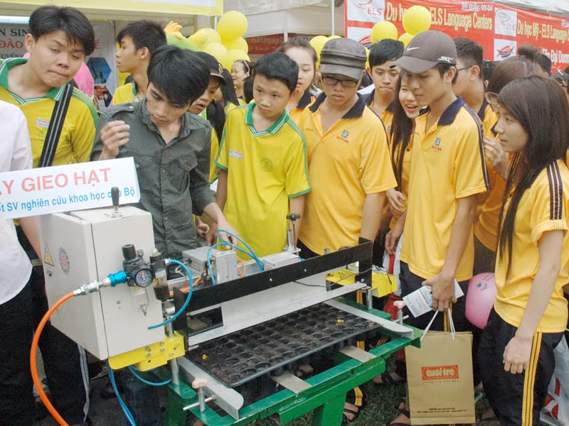 Học sinh các trường THPT tìm hiểu mô hình máy gieo hạt của trường ĐH Kỹ thuật Công nghệ TPHCM tại Ngày hội tư vấn tuyển sinh. Ảnh: Q.P