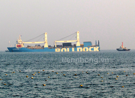 Tàu Rolldock lúc 7h ngày 3/1. Phần đầu tàu chìm xuống nhiều hơn. Có lẽ, nước đang được đưa vào tàu theo từng khoang