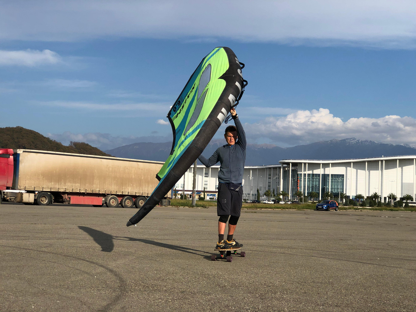 Anh Aleksey Bondaletov lướt cùng gió chiều 20/11 ở Sochi, Nga. Ảnh: Linh Nhi. Anh Aleksey Bondaletov lướt cùng gió chiều 20/11 ở Sochi, Nga. Ảnh: Linh Nhi.