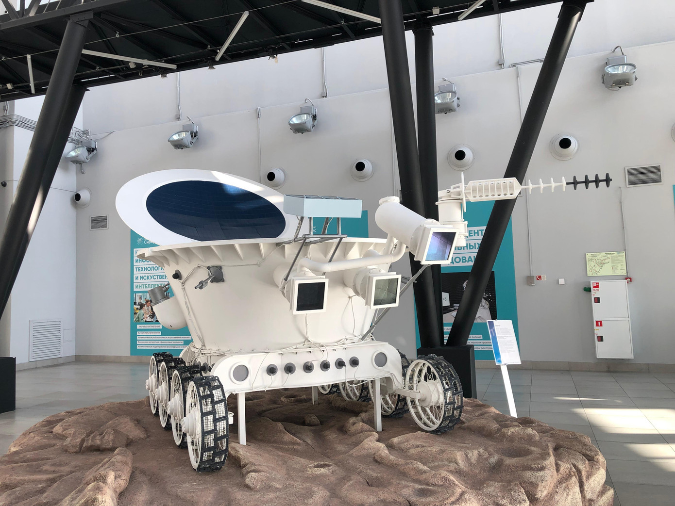 Mô hình Lunokhod 1 – một trong hai chiếc tàu thăm dò Mặt trăng của Liên Xô, được tàu vũ trụ Luna 17 đưa lên Mặt trăng vào năm 1970 – đang được trưng bày tại ATOMEXPO 2022. Ảnh: Linh Nhi. Mô hình Lunokhod 1 – một trong hai chiếc tàu thăm dò Mặt trăng của Liên Xô, được tàu vũ trụ Luna 17 đưa lên Mặt trăng vào năm 1970 – đang được trưng bày tại ATOMEXPO 2022. Ảnh: Linh Nhi.