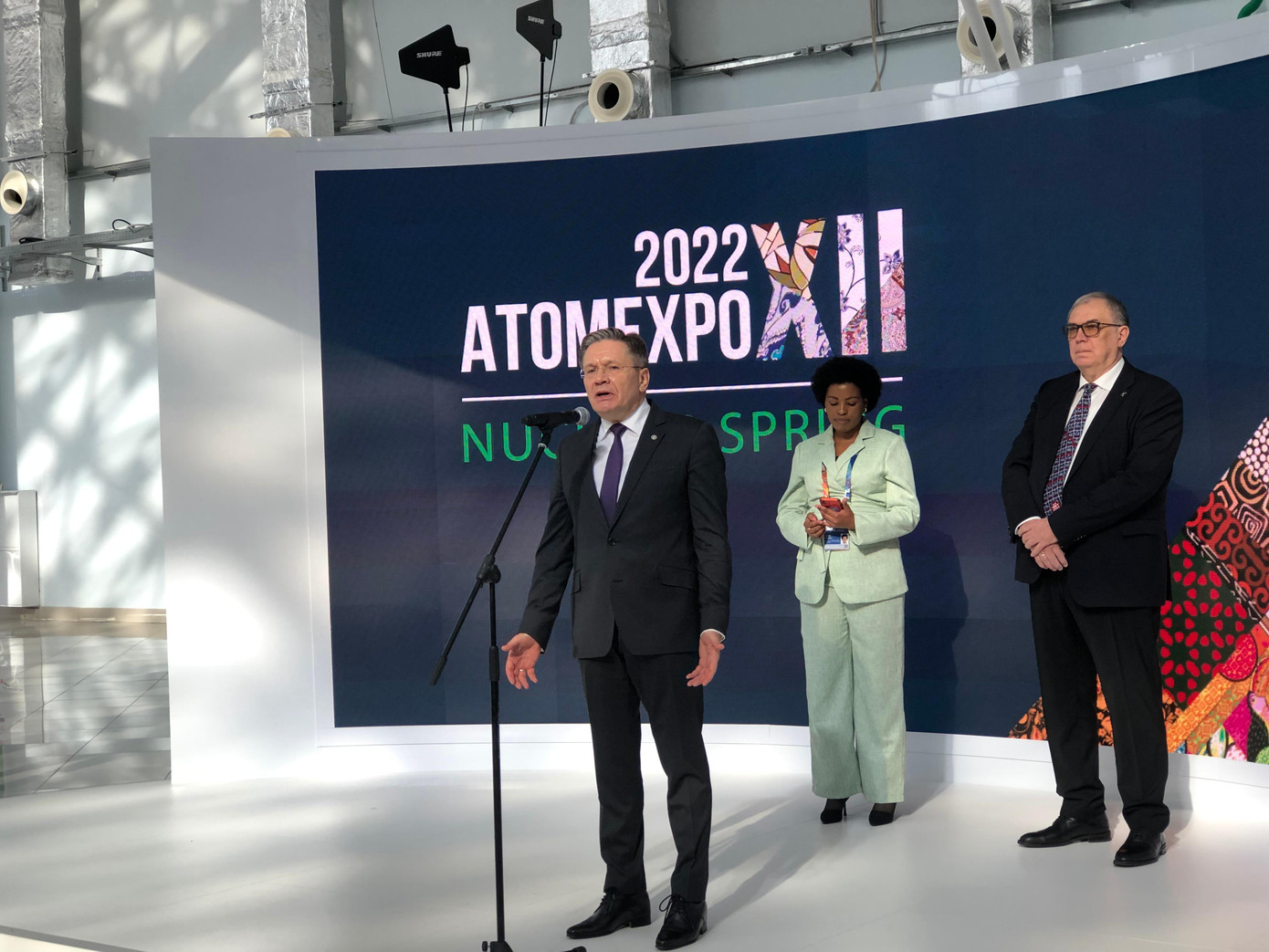 Từ trái sang: Ông Alexey Likhachev, ông Mikhail Chudakov và bà Princy Mthombeni tại lễ khai mạc ATOMEXPO 2022. Ảnh: Linh Nhi. Từ trái sang: Ông Alexey Likhachev, ông Mikhail Chudakov và bà Princy Mthombeni tại lễ khai mạc ATOMEXPO 2022. Ảnh: Linh Nhi.