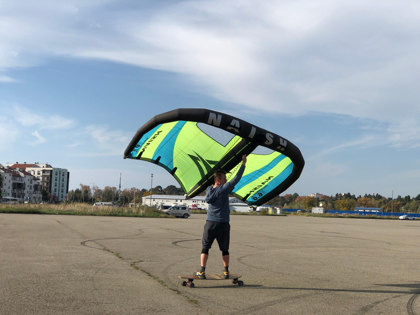 Anh Aleksey Bondaletov lướt cùng gió chiều 20/11 ở Sochi, Nga. Ảnh: Linh Nhi. Anh Aleksey Bondaletov lướt cùng gió chiều 20/11 ở Sochi, Nga. Ảnh: Linh Nhi.