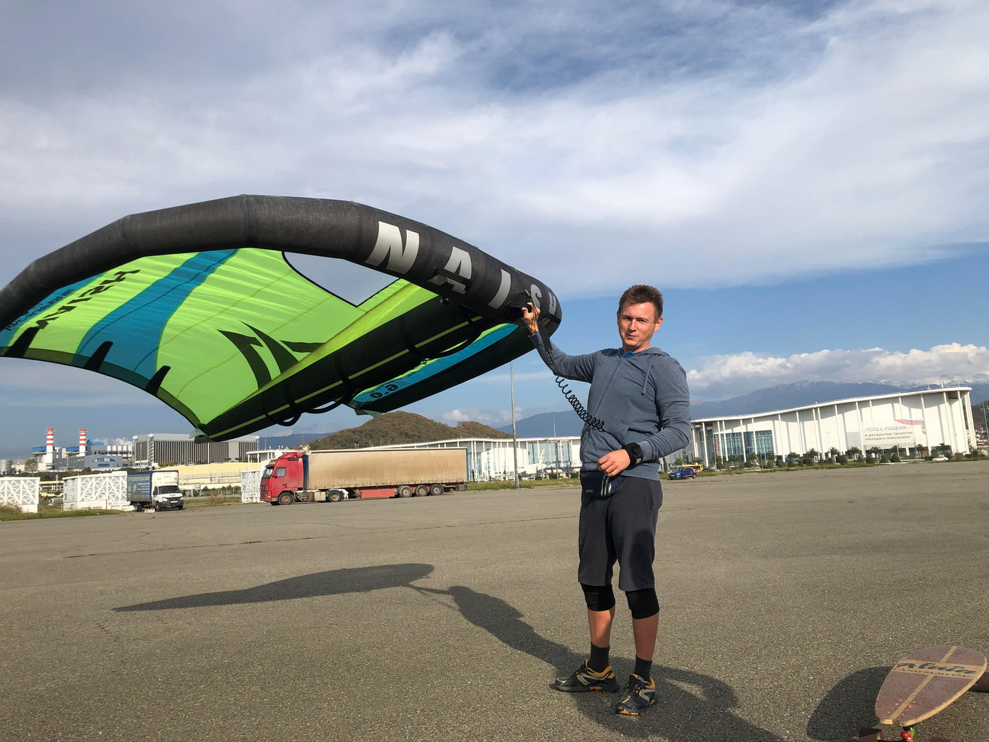 Anh Aleksey Bondaletov nói rằng cánh buồm như này giá 1.000-2.000 USD. Ảnh: Linh Nhi. Anh Aleksey Bondaletov nói rằng cánh buồm như này giá 1.000-2.000 USD. Ảnh: Linh Nhi.