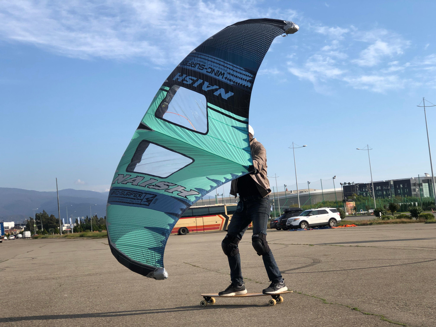 Bạn của anh Aleksey Bondaletov cũng càn lướt ở bãi tập xe một cách điệu nghệ chiều 20/11 ở Sochi, Nga. Ảnh: Linh Nhi. Bạn của anh Aleksey Bondaletov cũng càn lướt ở bãi tập xe một cách điệu nghệ chiều 20/11 ở Sochi, Nga. Ảnh: Linh Nhi.