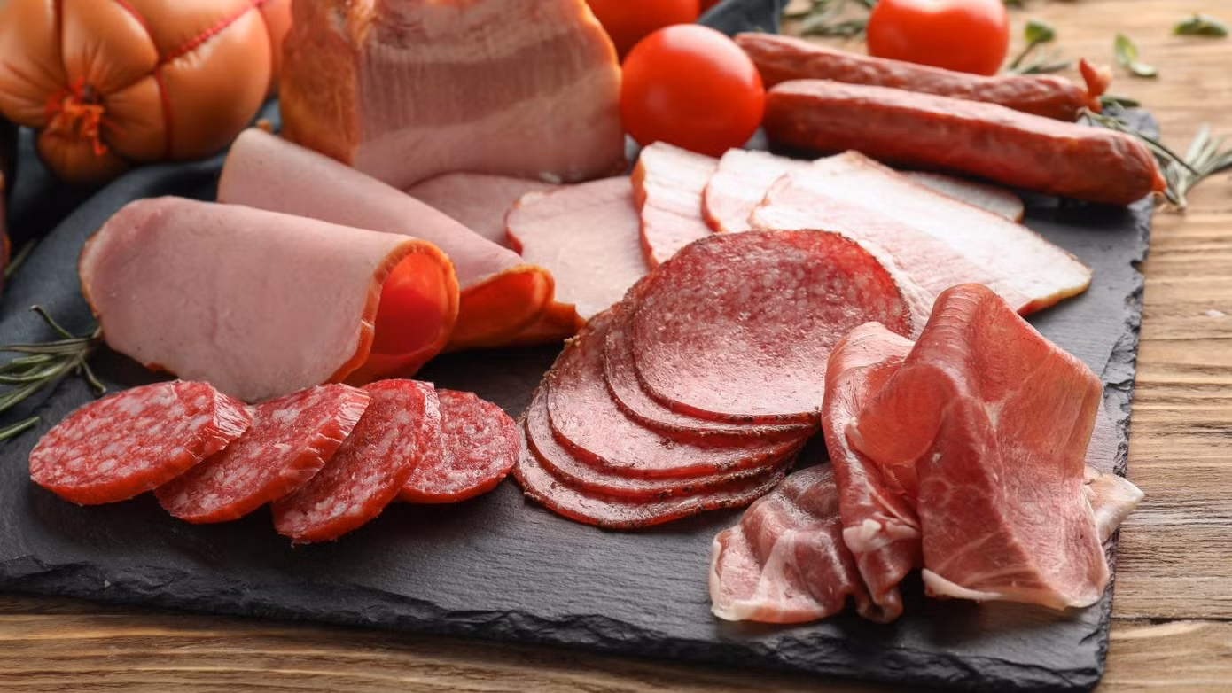 Người có nguy cơ cao bị nhiễm vi khuẩn listeria không nên ăn thức ăn có nguy cơ cao nhiễm khuẩn như: pate, xúc xích, thịt hộp, thịt nguội hoặc thịt hun khói, hoặc các loại xúc xích lên men hoặc khô. Ảnh: Getty Images. Người có nguy cơ cao bị nhiễm vi khuẩn listeria không nên ăn thức ăn có nguy cơ cao nhiễm khuẩn như: pate, xúc xích, thịt hộp, thịt nguội hoặc thịt hun khói, hoặc các loại xúc xích lên men hoặc khô. Ảnh: Getty Images.