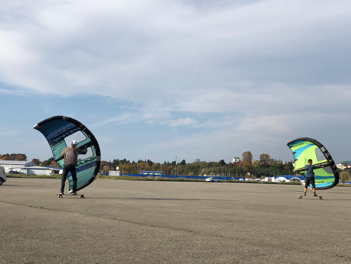 Anh Aleksey Bondaletov và bạn nhiều lúc trông như đôi chim khổng lồ chao liệng trên mặt đất chiều 20/11 ở Sochi, Nga. Ảnh: Linh Nhi. Anh Aleksey Bondaletov và bạn nhiều lúc trông như đôi chim khổng lồ chao liệng trên mặt đất chiều 20/11 ở Sochi, Nga. Ảnh: Linh Nhi.