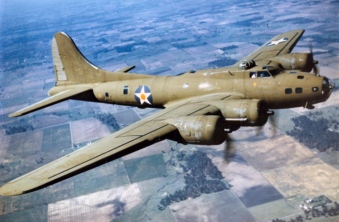 Máy bay ném bom hạng nặng B-17. Ảnh: US Air Force. Máy bay ném bom hạng nặng B-17. Ảnh: US Air Force.