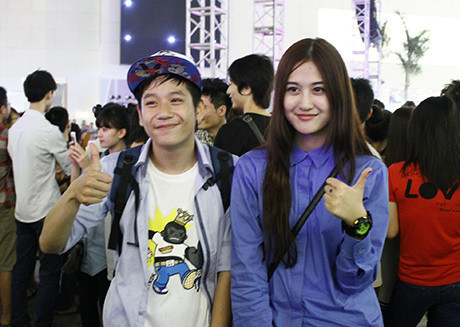 Hà Lade và bạn ngồi ghế khán giả ủng hộ chương trình 