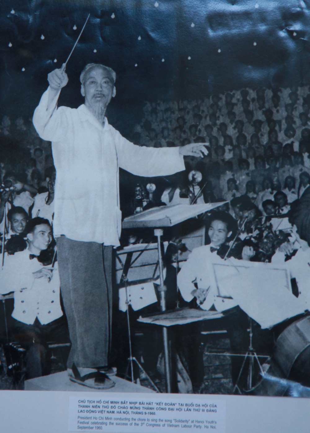 Chủ tịch Hồ Chí Minh bắt nhịp bài hát Kết đoàn tại buổi dạ hội của thanh niên thủ đô Chào mừng thành công đại hội lần thứ III Đảng lao động Việt Nam tháng 9 - 1960