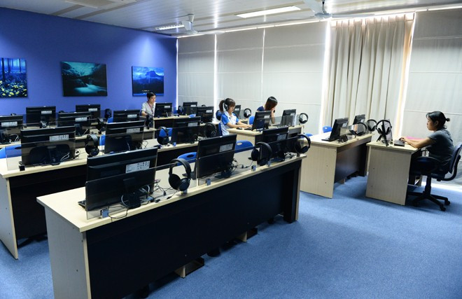 Phòng cinema của sinh viên với hệ thống dàn máy tính màn hình LCD cỡ to 