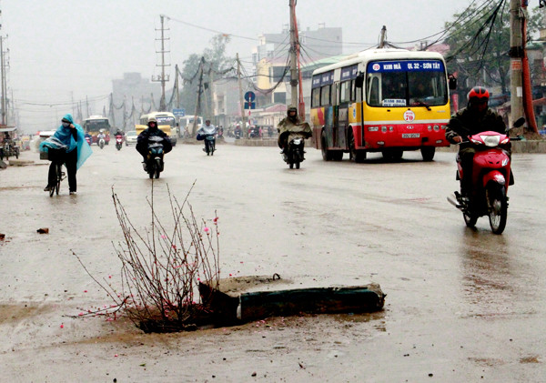 Nắp hố ga cao hơn mặt đường gần lòng đường - cái bẫy rình rập người và phương tiện