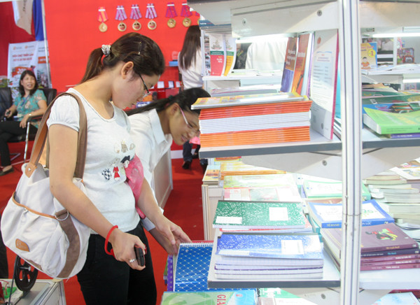 Nhiều bạn tranh thủ tới hội chợ lựa chọn sổ, vở chuẩn bị cho năm học mới