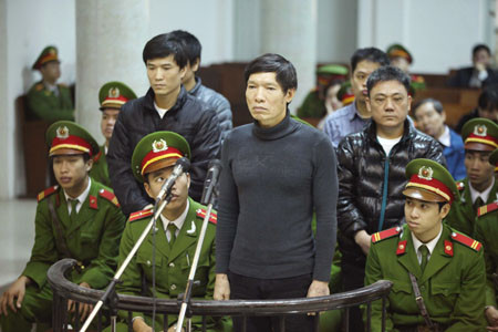 Dương Tự Trọng và 6 bị cáo tại tòa. Ảnh: TTXVN. Dương Tự Trọng và 6 bị cáo tại tòa. Ảnh: TTXVN