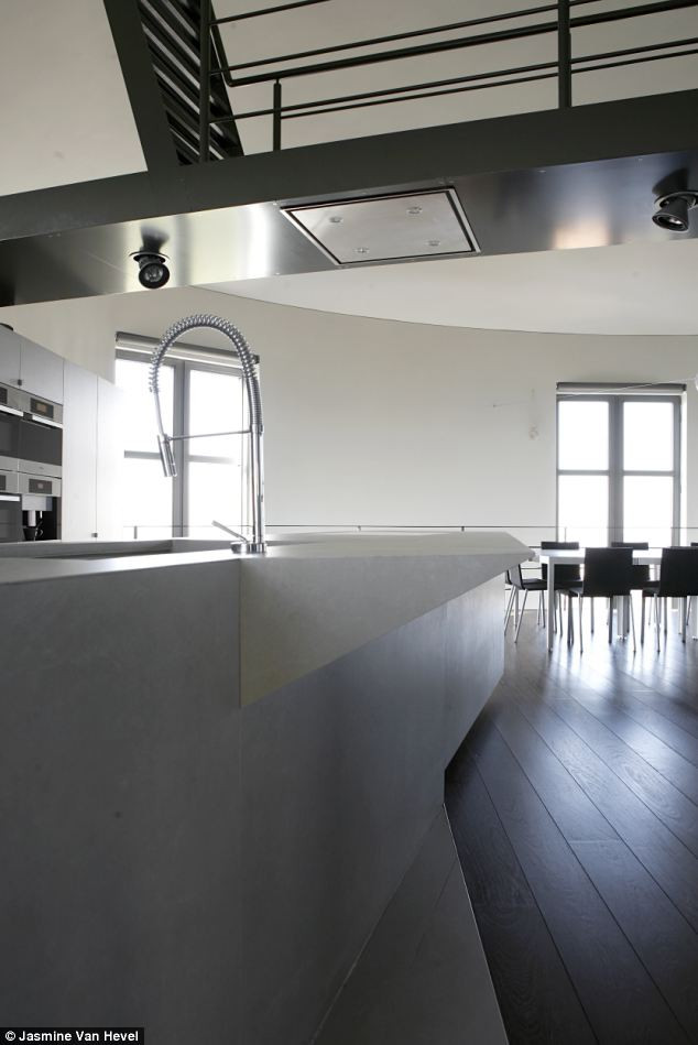 Ánh sáng mặt trời tràn ngập phòng ăn ở tầng năm. Ánh sáng mặt trời tràn ngập phòng ăn ở tầng năm