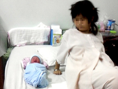 Bà mẹ tuổi teen và đứa con đang được rao bán