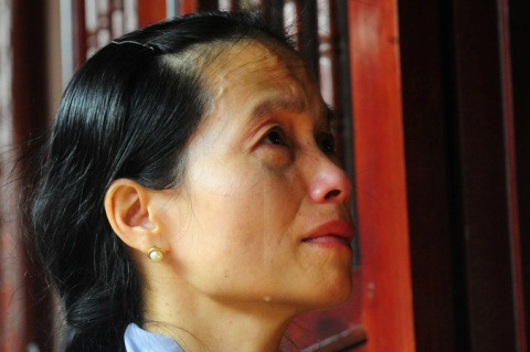 Nước mắt lăn dài trên gương mặt một phật tử trong lúc cầu nguyện Đại tướng