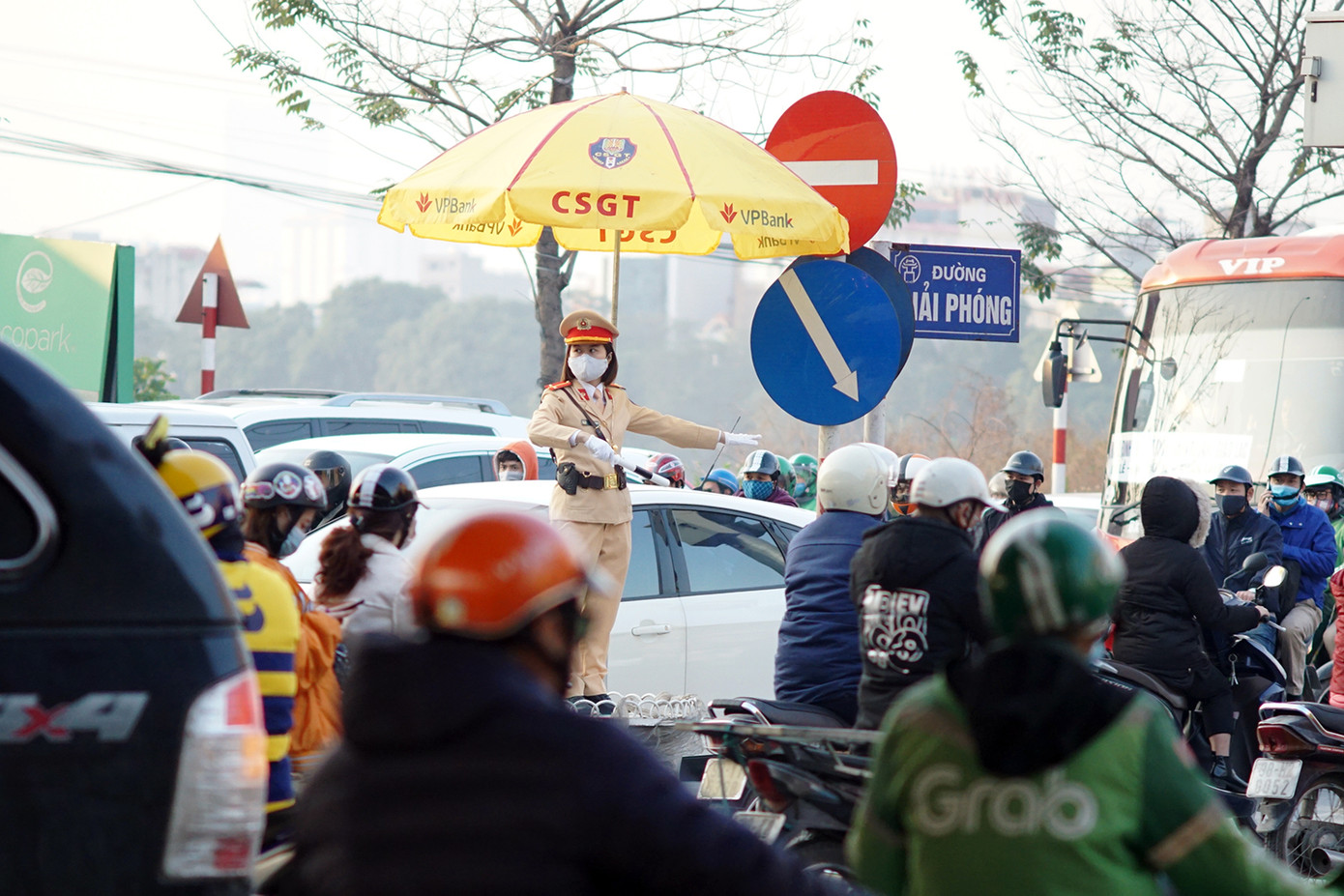 Pháo hoa rực sáng bầu trời, Việt Nam bước sang năm mới 2021 ảnh 73