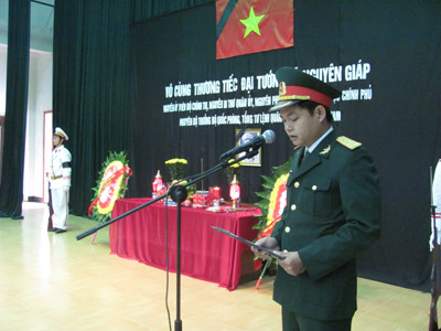 Thượng uý Nguyễn Văn Tiến (Ban Quân lực Lạng Sơn) đọc lời hứa trước anh linh Đại tướng Võ Nguyên Giáp