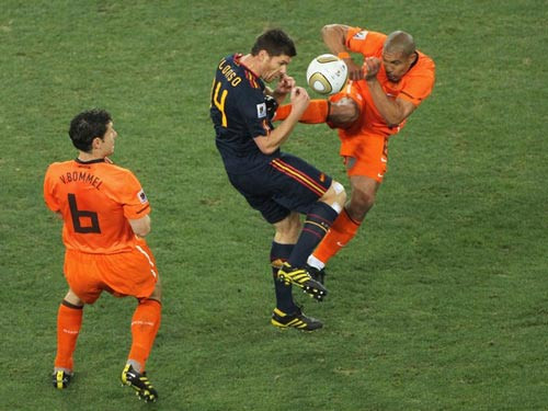 Cú kungfu của De Jong vào ngực Alonso trong trận chung kết World Cup 2010 chỉ nhận thẻ vàng. Ảnh: Getty Images
