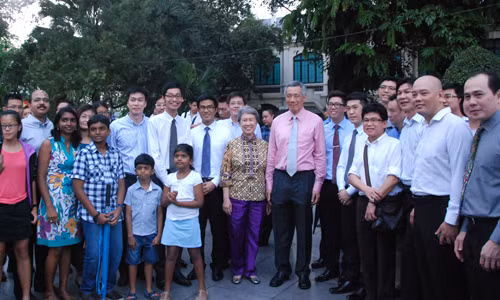 Thủ tướng Singapore Lý Hiển Long và phu nhân chụp ảnh lưu niệm với người dân Singapore sinh sôngws và làm việc tại Việt Nam